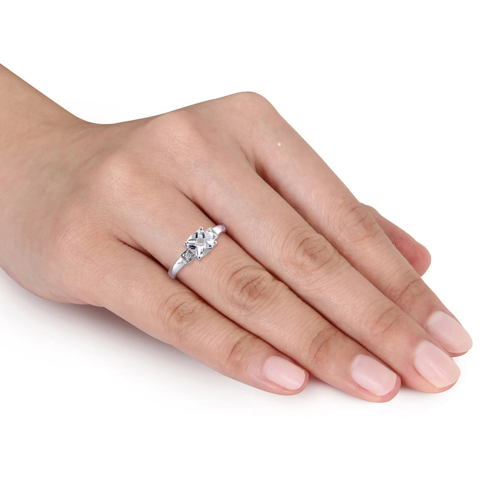 10kt White Gold 3-Stone Engagement Ring D8500